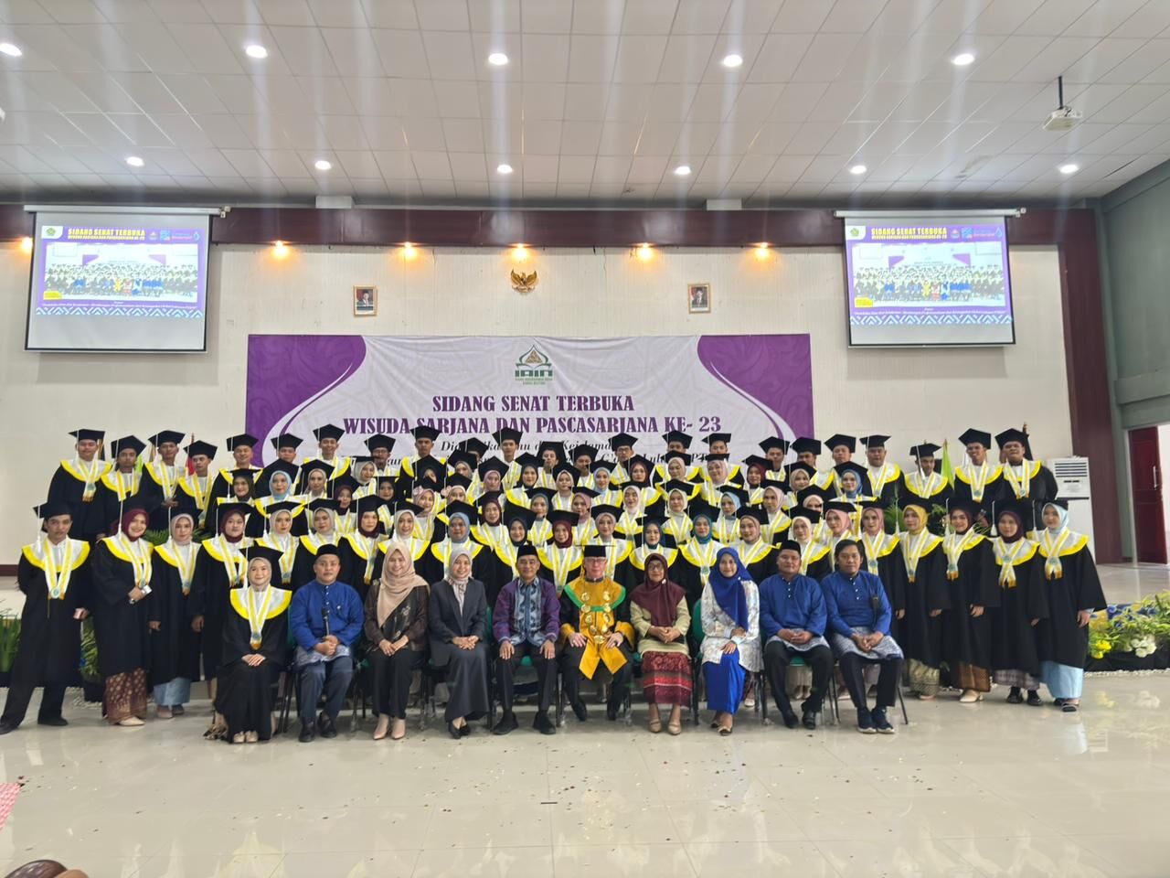 Mahasiswa FDKI ikuti Wisuda ke-23, Dekan dan Wakil Dekan Fakultas serta para dosen FDKI turut mendampingi para mahasiswa