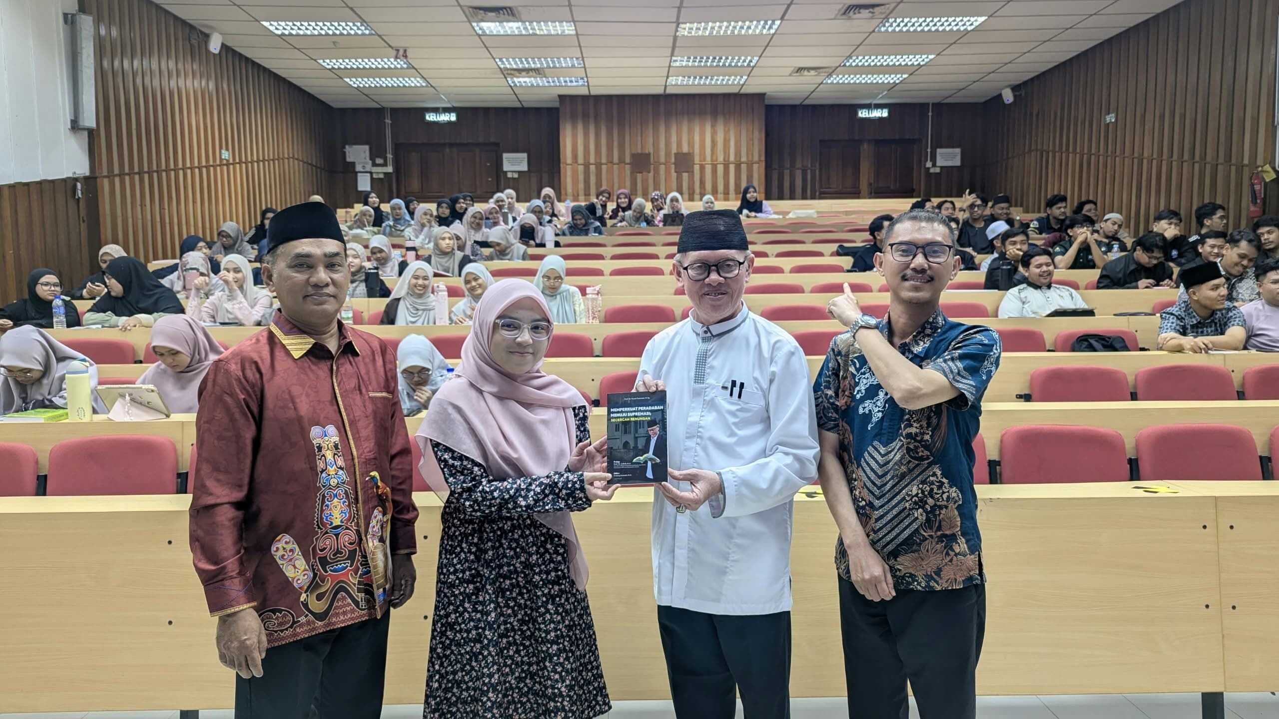 MEMPERKUAT HASIL RISET DAN LAKUKAN VISITING LECTURER, TIM PENELITIAN KOLABORASI INTERNASIONAL FDKI IAIN SAS BABEL BERKUNJUNG KE UNIVERSITI KEBANGSAAN MALAYSIA