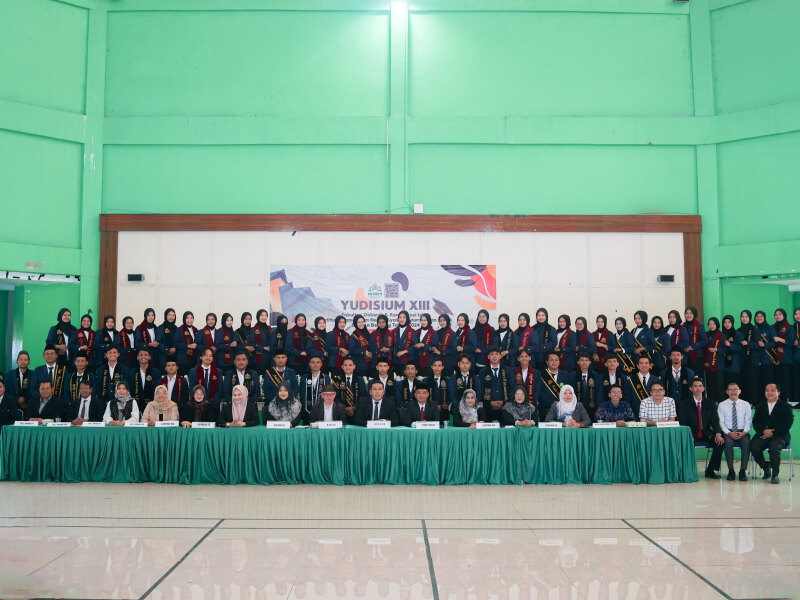 Photo Peserta Yudisium dan pimpinan FDKI ke XIII tahun 2024
