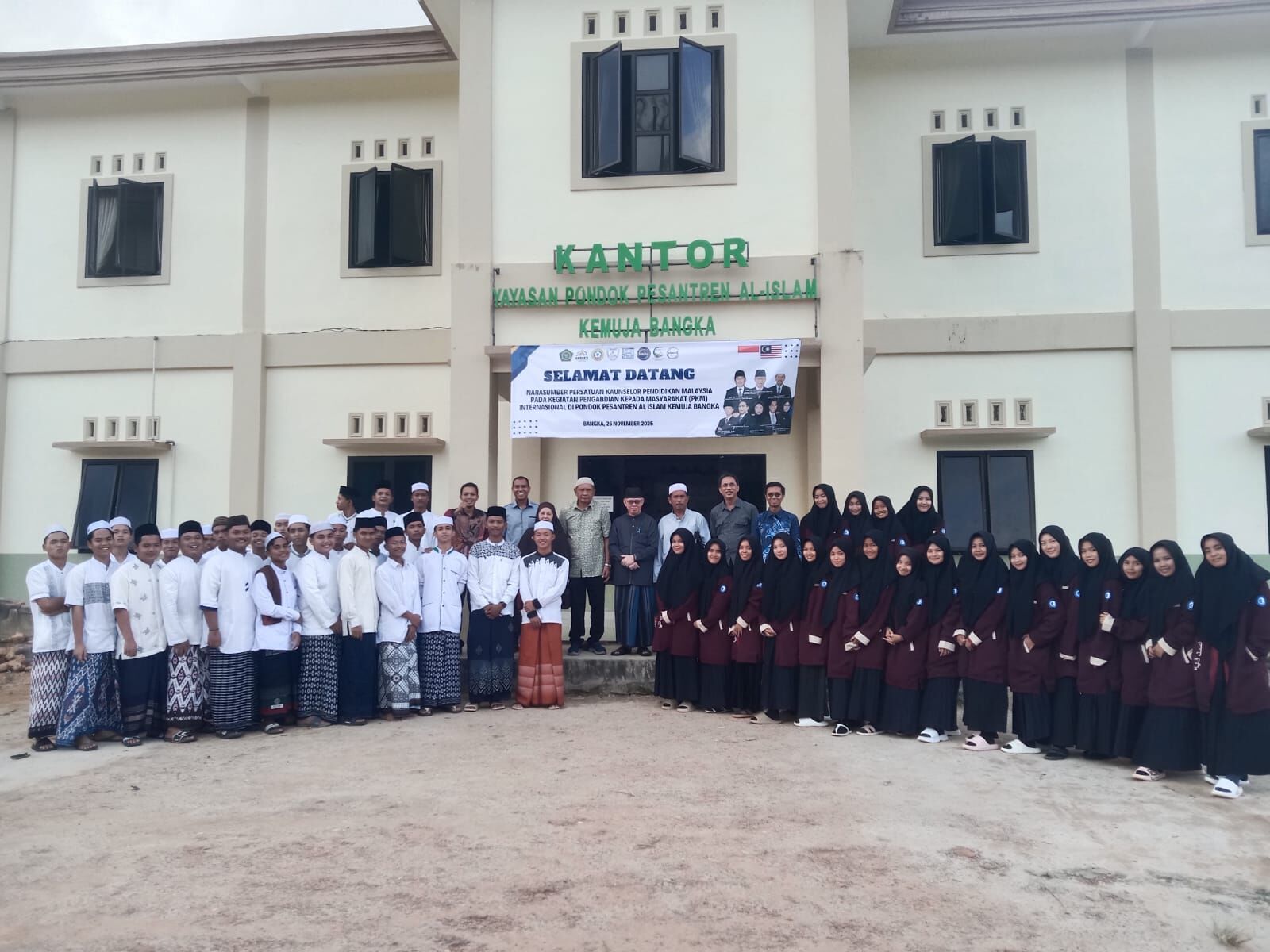 PKM Internasional; Kolaborasi PEKA Malaysia-IAIN SAS BABEL di Pondok Pesantren Al-Islam Kemuja Bangka. Rusydi Sulaiman Ajak  Santri Lebih Terbuka dan Terus berkarya